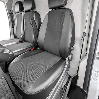 Schwatzer Schonsitzbezug des Fahresitzes eines Transporters