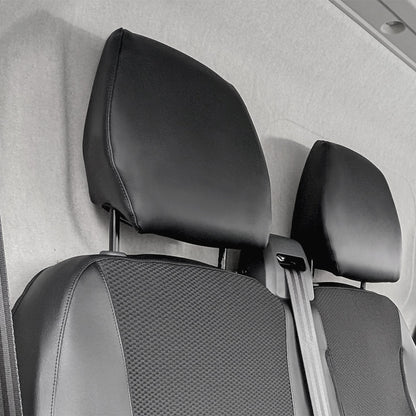 Schwarzer Kopfstützenbezug bei einem Toyota ProAce Max